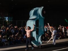 Bonecos, artistas e políticos encheram as ruas para a primeira Art Walk do LACMA
