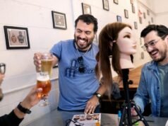 Os pais do SoCal estão recorrendo a tranças e cerveja em busca de solidariedade e apoio