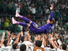 México comemora sua impressionante vitória na Copa do Mundo sobre a República Tcheca