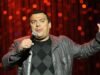 O quadrinista Carlos Mencia foi preso sob suspeita de crime grave