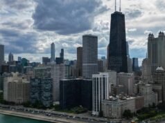 Após fim de semana de violência armada em Chicago, Trump renova apelos à intervenção