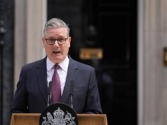 Starmer anuncia renúncia ao cargo de primeiro-ministro do Reino Unido, com Burnham intensificando candidatura para sucedê-lo