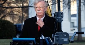 O ex-conselheiro de segurança nacional John Bolton se declara culpado de retenção ilegal de informações classificadas