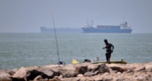 Drones iranianos atacam Bahrein, navio é duramente atingido