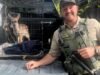 Os cervos foram capturados e mantidos em uma casinha de cachorro por uma semana. Os residentes da Bay Area são mencionados
