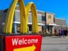 McDonald’s aposta em frangos mais sofisticados, drive-thrus de IA e lojas de brinquedos para atrair clientes
