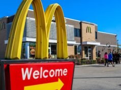 McDonald’s aposta em frangos mais sofisticados, drive-thrus de IA e lojas de brinquedos para atrair clientes