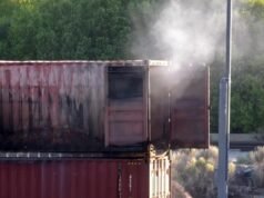 Um trem carregado com baterias de lítio pegou fogo em Cajon Pass