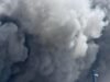 Grande incêndio consome milhões de metros quadrados de armazéns na Califórnia; Fumaça pode ser vista a quilômetros