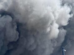 Grande incêndio consome milhões de metros quadrados de armazéns na Califórnia; Fumaça pode ser vista a quilômetros