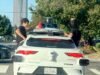 Adolescentes sentam-se perto da janela enquanto Waymo passa no Westside