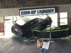 O motorista bateu em uma lavanderia em Manhattan Beach, matando o cliente que estava lá dentro