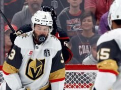Brayden McNabb, de Las Vegas, leva um disco na cara no jogo 2 da Stanley Cup