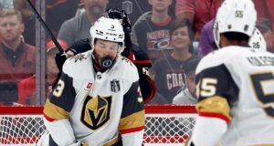 Brayden McNabb, de Las Vegas, leva um disco na cara no jogo 2 da Stanley Cup