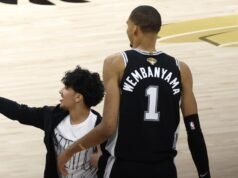 Dois fãs da NBA foram banidos para sempre após tirarem uma selfie de Victor Wembanyama