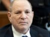 Um tribunal da Califórnia mantém a condenação de Weinstein por estupro, dizendo que ele devia estar furioso
