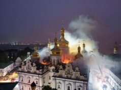 A Rússia lançou uma bomba na Ucrânia, matando 11 pessoas e danificando um local religioso, disseram autoridades.