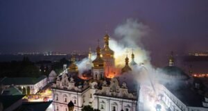 A Rússia lançou uma bomba na Ucrânia, matando 11 pessoas e danificando um local religioso, disseram autoridades.