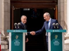 Carney, do Canadá, disse que as potências médias não deveriam competir por favores com os Estados Unidos