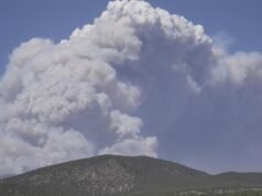 O clima perigoso dificulta os bombeiros e leva à proibição de fogos de artifício no Ocidente