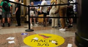 Seis pessoas feridas em esfaqueamento na Penn Station de Nova York com suspeito na prisão, dizem as autoridades