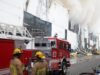 Incêndio em Boyle Heights entra no sexto dia com avisos de qualidade do ar e evacuações escolares