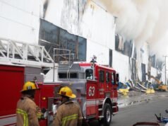 Incêndio em Boyle Heights entra no sexto dia com avisos de qualidade do ar e evacuações escolares