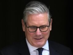 Keir Starmer diz que permanecerá após a renúncia do secretário de Defesa