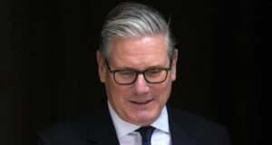 Keir Starmer diz que permanecerá após a renúncia do secretário de Defesa
