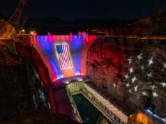 A Represa Hoover, uma represa atingida pela seca, está envolta em uma bandeira americana gigante