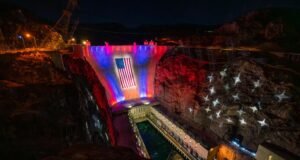 A Represa Hoover, uma represa atingida pela seca, está envolta em uma bandeira americana gigante