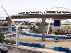 O trem de movimentação de pessoas relaxado está rastejando perto da conclusão