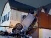 Carro de cabeça para baixo na varanda de Los Angeles