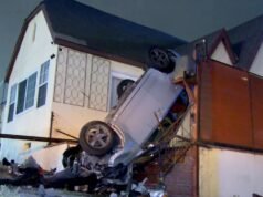 Carro de cabeça para baixo na varanda de Los Angeles