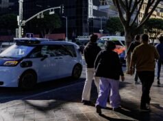 O vídeo mostra uma mulher atacando um vendedor ambulante no centro de Los Angeles