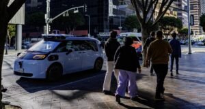 O vídeo mostra uma mulher atacando um vendedor ambulante no centro de Los Angeles
