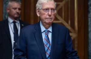 O governador do Kentucky, Andy Beshear, pediu ao senador Mitch McConnell que fornecesse informações públicas sobre sua condição