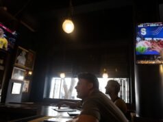 A polícia espanhola e a Interpol procuram um inglês desaparecido há 10 dias: encontraram-no num bar tranquilo a assistir a um jogo do Campeonato do Mundo.