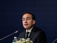 Albares defendeu que Espanha atingiu os 2% na defesa: são 4 aliados que não vêm e 3 que não dão as competências.
