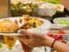Especialistas em segurança alimentar alertam sobre os perigos dos buffets à vontade nos hotéis: “Uma das maiores fontes de contaminação microbiana”