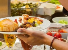 Especialistas em segurança alimentar alertam sobre os perigos dos buffets à vontade nos hotéis: “Uma das maiores fontes de contaminação microbiana”