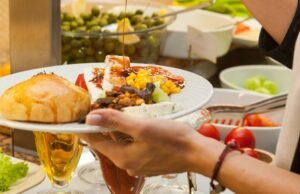 Especialistas em segurança alimentar alertam sobre os perigos dos buffets à vontade nos hotéis: “Uma das maiores fontes de contaminação microbiana”