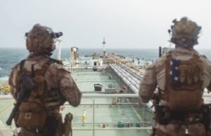 Os fuzileiros navais dos EUA embarcaram em um navio embargado no Golfo de Omã para “verificar” o cumprimento das sanções contra o Irã.