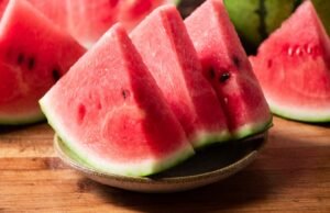 Por que todos deveríamos comer melancia no verão