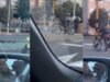 A estrada está um caos devido a um acidente no norte de Bogotá: uma pessoa que dirigia uma motocicleta elétrica morreu