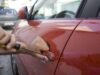 Roubar carro sem gasolina, recusar a seguradora e mandar pagar o valor do carro.