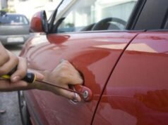 Roubar carro sem gasolina, recusar a seguradora e mandar pagar o valor do carro.