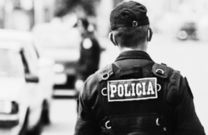 Cinco policiais foram presos em Ica e Lima por corrupção em uma grande operação.