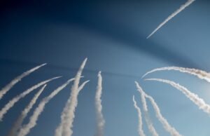 Guerra no Oriente Médio AO VIVO: Irã ataca base dos EUA no Bahrein após bombardeio em Washington