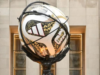 Por que uma réplica da Copa do Mundo apareceu dentro de uma famosa escultura Art Déco em Manhattan